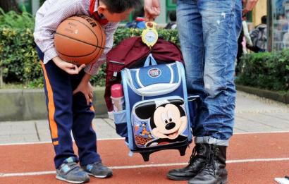 10月28日，記者對(duì)成都市某小學(xué)學(xué)生的書(shū)包進(jìn)行稱重，該學(xué)生書(shū)包的重量為7.8公斤。