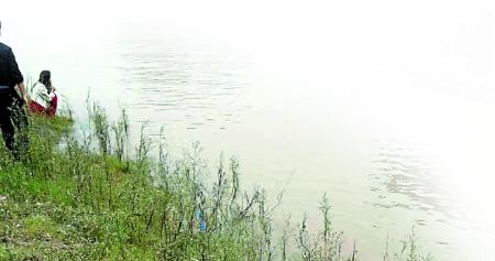 涉事男子和前女友,呆滯地望著滾滾江水。 田女士供圖