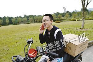 在推銷路上，黃鑫接到一位女生要衛(wèi)生巾的電話，顯得十分高興。