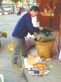 王光偉靠收廢品拾荒為生，每月僅有1000元的微薄收入。