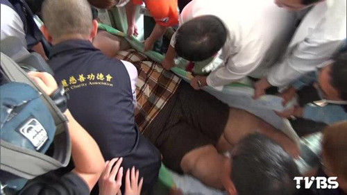 男子重300公斤10名大漢幫忙用貨車(chē)載去減肥(圖) 男子重300公斤10名大漢幫忙用貨車(chē)載去減肥(圖)