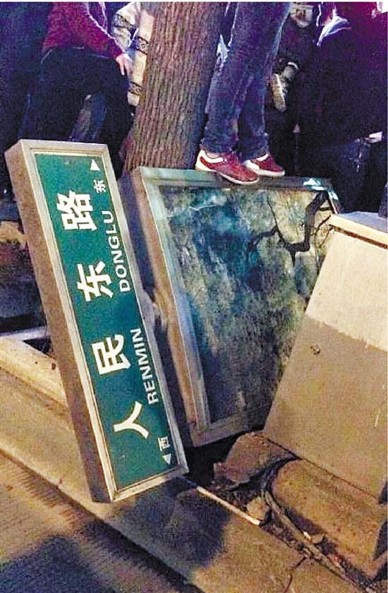 路牌都踩翻，還有人上了樹，城管不出手，也確實(shí)不大合適。