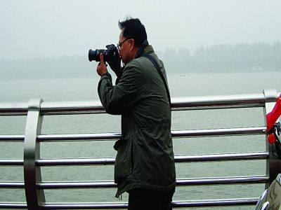 南京一市民江邊追拍江豚7年 常一守一整天(圖) 南京一市民江邊追拍江豚7年 常一守一整天(圖)