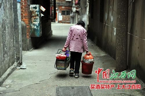 南昌一奶奶擺攤20年未漲價(jià) 日賺30元稱很滿足