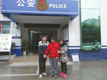 王江中和弟弟、大姑離開東南派出所前的合影。張文敏攝