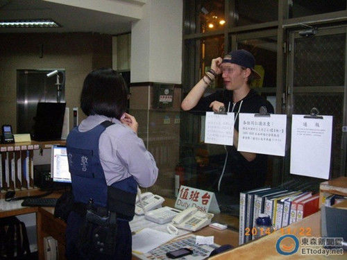 德男子赴臺(tái)旅游被司機(jī)丟車外去警局嚇哭大呼丟臉 德男子赴臺(tái)旅游被司機(jī)丟車外去警局嚇哭大呼丟臉