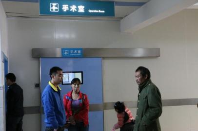 宇宇的父母和爺爺一直守候在手術(shù)室外。
