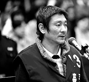 庭審時，鄭東稱自己想隨女兒一起去，請求法院判他死刑立即執(zhí)行