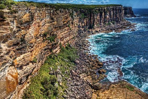 圖為英國游客看日出時(shí)摔落的懸崖。