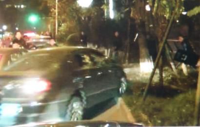 作案嫌疑車輛竄上綠化帶。（據(jù)警方視頻截圖）