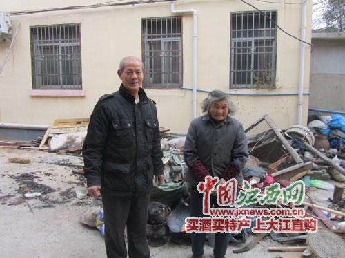 南昌一村支書(shū)失火房中抱出液化氣罐 救獨(dú)居老太