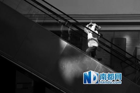 12月12日上午，正佳廣場內(nèi)，任淘淘在扶梯上奔跑玩耍。