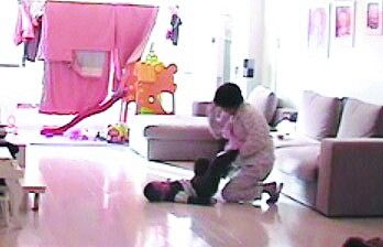 遼寧一家長(zhǎng)監(jiān)控保姆虐兒視頻曝光 遼寧一家長(zhǎng)監(jiān)控保姆虐兒視頻曝光