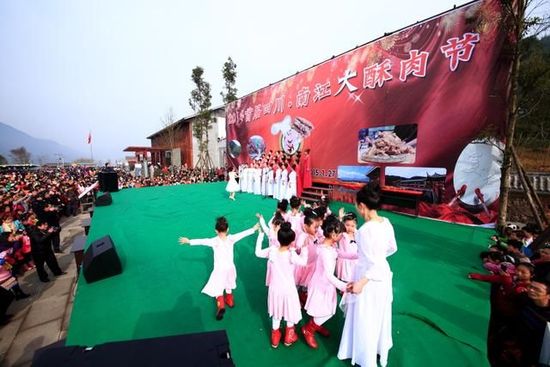 四川一小學讓孩子冬天光膀跳舞 排舞老師稱不冷 四川一小學讓孩子冬天光膀跳舞 排舞老師稱不冷