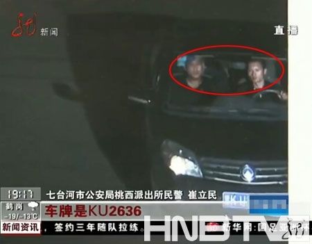 男子半夜砸車行竊 稱“媳婦學英語沒有錢”(圖) 男子半夜砸車行竊 稱“媳婦學英語沒有錢”(圖)