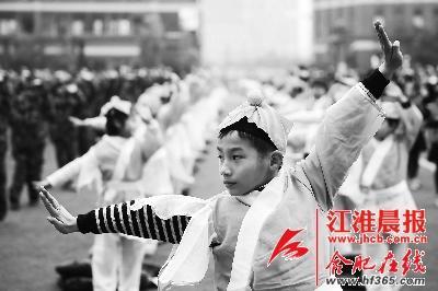 學(xué)生們?cè)谶M(jìn)行集體武術(shù)操展示。