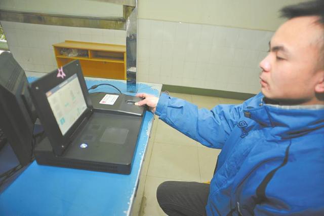 高考報(bào)名錄入指紋開(kāi)始執(zhí)行,在校生由學(xué)校統(tǒng)一錄入。