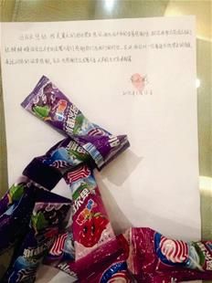 為表謝意，他特意買來(lái)20根棒棒糖送給民警。