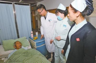老人病治好了，可他卻一直躺在醫(yī)院的病床上。