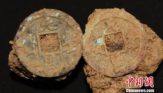 巖橋村廟山地區(qū)出土銅錢。　桐廬文管辦　攝