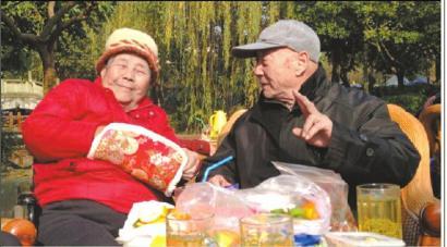 結(jié)婚60年，梁玉芹婆婆和王再功爺爺恩愛(ài)如初。