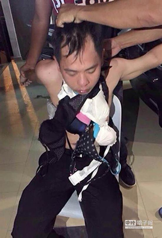 新加坡一名內(nèi)衣賊，被迫穿上女性內(nèi)衣游街示眾。