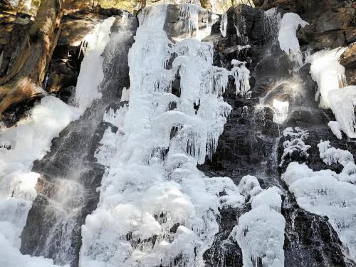 富士河口湖畔的瀑布結(jié)冰，成了一道“冰瀑”。
