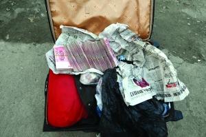 農(nóng)民工撿到13萬 糾結3天交不交后還給失主(圖)