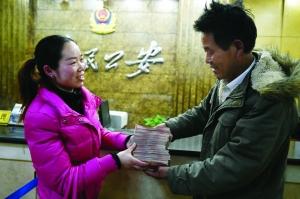 農(nóng)民工撿到13萬 糾結3天交不交后還給失主(圖)