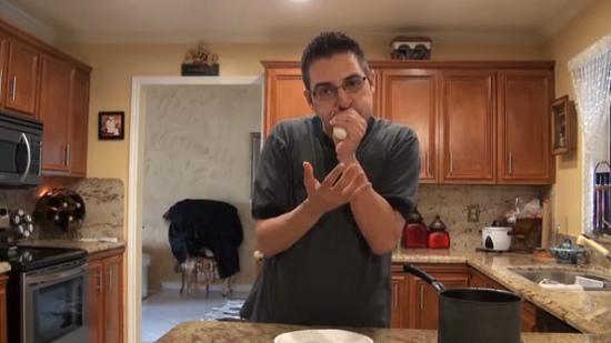 這名男子用手捏緊雞蛋，從窄口一吹，便能輕易把雞蛋吹出，而且不帶任何碎片。