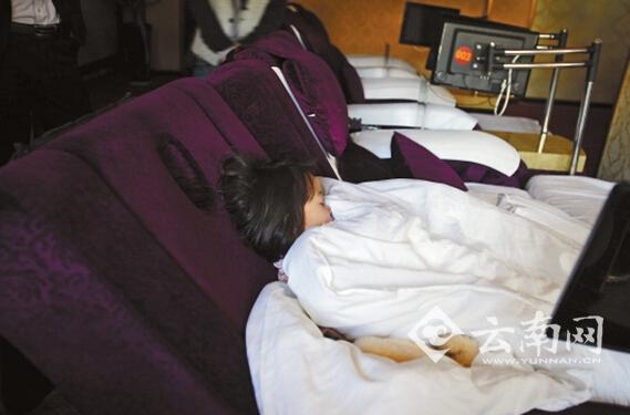 夜里，孩子就睡在沙發(fā)躺椅上。