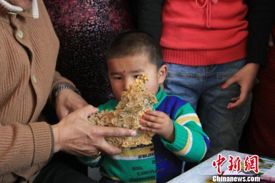 新疆青河縣一牧民上周意外撿到重7.85公斤公斤左右的一塊狗頭黃金，這塊黃金酷似中國地圖。