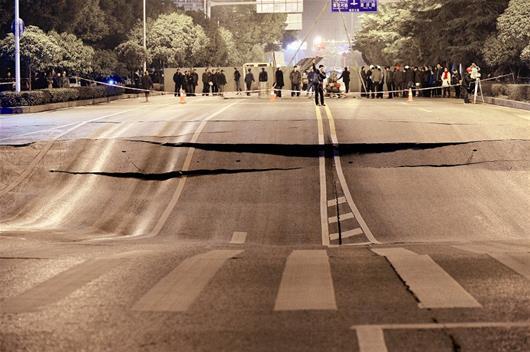 地面繼續(xù)下沉，路面斷裂