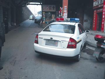 網(wǎng)友發(fā)帖稱警車(chē)亂停亂放 交警：一視同仁處罰