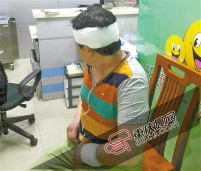 昨日，受傷的游客譚先生在醫(yī)院接受治療。