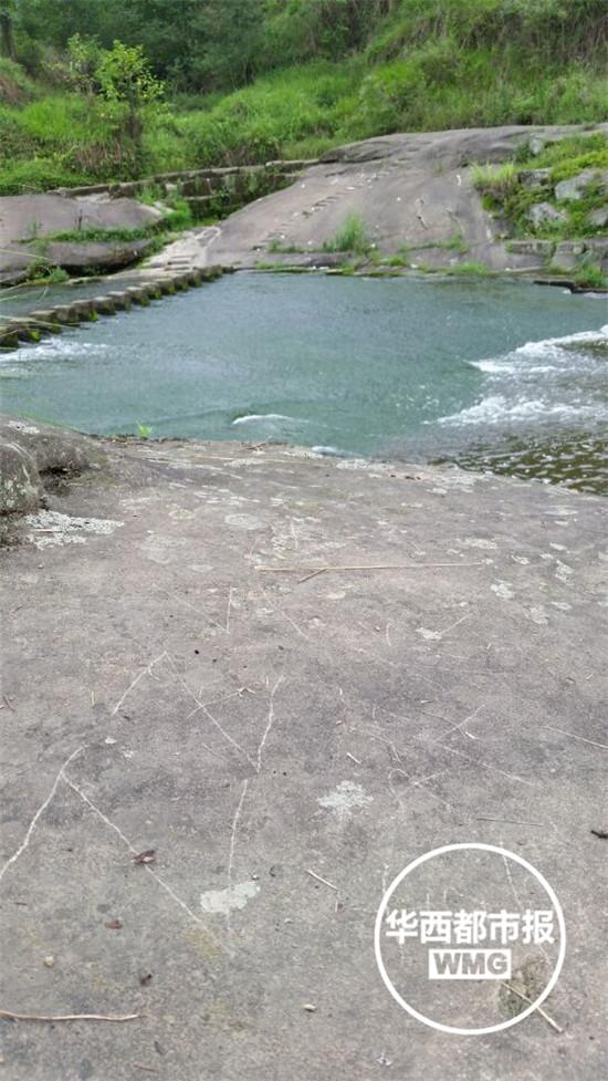 地上寫著：ZZ，我喜歡你