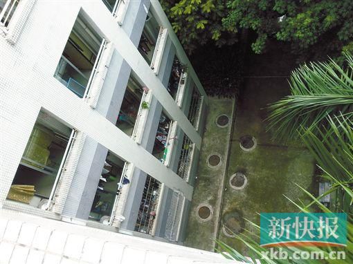 據(jù)目擊者稱,當時墜樓者躺在右排中、下兩個井蓋中間附近。