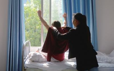 出院前，窗外透進一道陽光，打在他的身上。