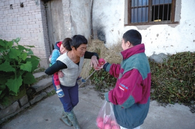 看到他遞來蘋果，村人尷尬地笑笑，婉拒了。