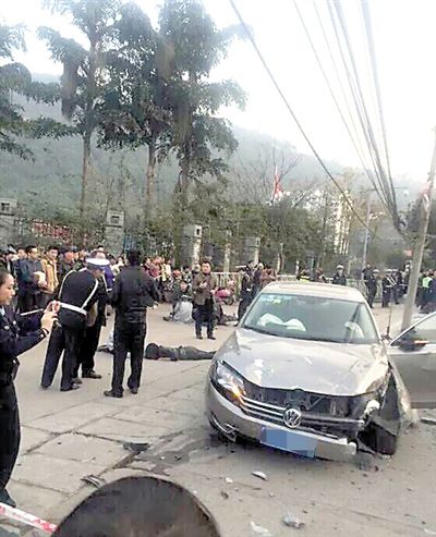 車禍現(xiàn)場(chǎng)。 車禍現(xiàn)場(chǎng)。