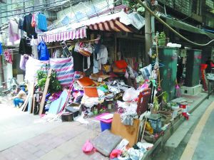 工作人員清理前，阿姨家周圍垃圾如山。