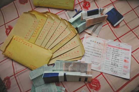 廖弟友捐款后保存的部分收據(jù)。