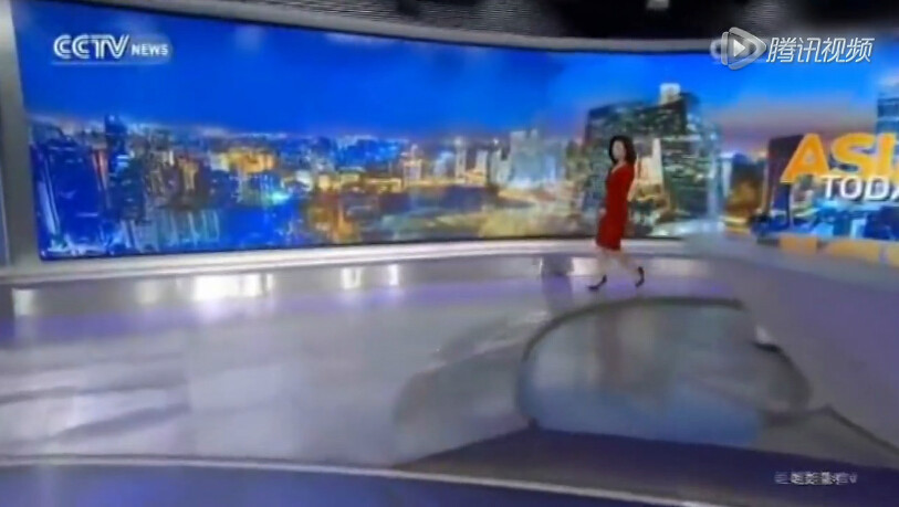 央視女主播出場時(shí)意外甩掉高跟鞋 仍淡定主持(組圖)