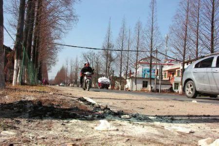 現(xiàn)場(chǎng)有條帶血的輪胎印記。