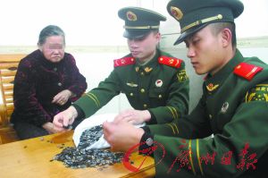 手機內存卡因體積小、價值高，成為水客走私的“新寵”。圖為邊防官兵正在清點走私物品。