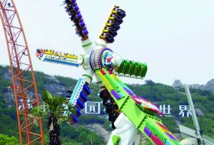 3月28日零點(diǎn)剛過(guò)幾分鐘，上海迪士尼6月16日開(kāi)園日的門(mén)票就宣告售罄，巨大的訪問(wèn)量一度導(dǎo)致票務(wù)系統(tǒng)出現(xiàn)間歇性故障，被網(wǎng)友調(diào)侃“激烈程度堪比春運(yùn)”。網(wǎng)上甚至有“黃牛”將一張開(kāi)園門(mén)票炒到幾千元。