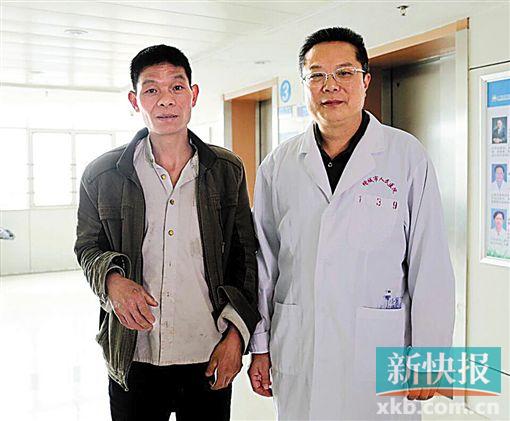 黃式水與增城區(qū)人民醫(yī)院醫(yī)生合影。 通訊員供圖