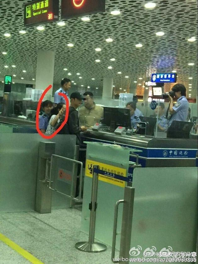 網(wǎng)友在得知此事后，紛紛炮轟上傳照片的人，認為該舉動嚴重侵犯了一人的隱私，涉嫌犯罪