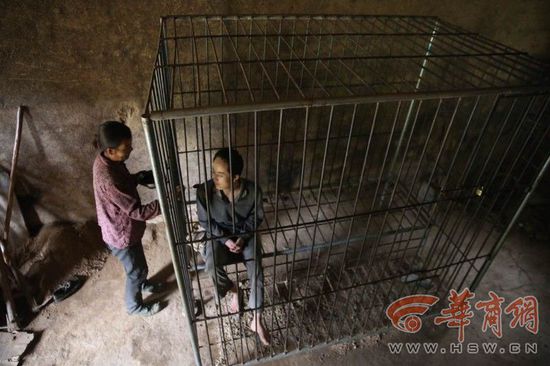 父母擔心兒子犯病傷人 19歲男孩被鎖鐵籠中 父母擔心兒子犯病傷人 19歲男孩被鎖鐵籠中