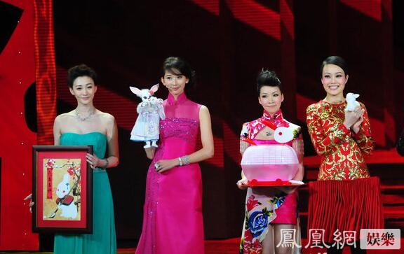 一直覺得長得奇怪的景甜，跟劉天仙的合影，竟然還不錯。